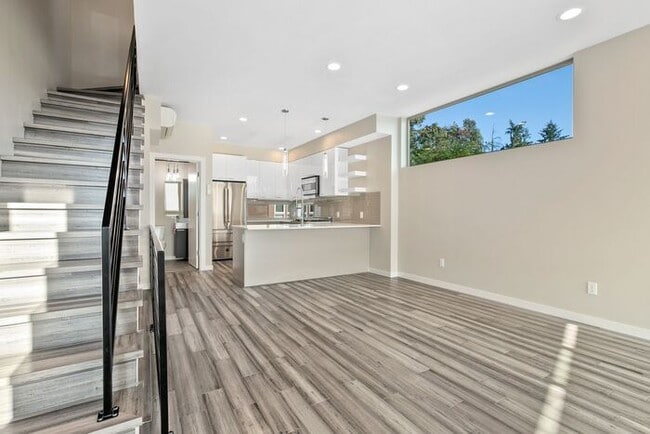 Building Photo - Elegant Mt. Baker End Unit Townhome with AIR CONDITIONING