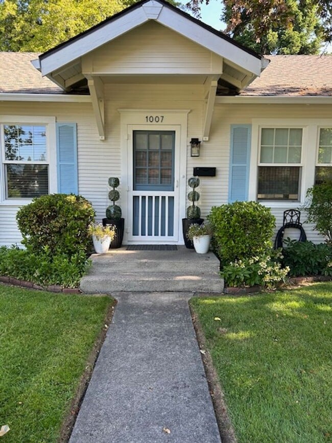 Building Photo - Charming 2 bedroom, 1 bathroom, single story cottage w/oversized garage