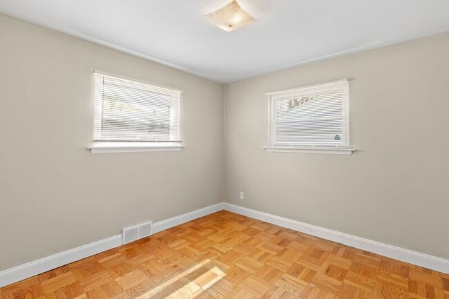 Building Photo - 840 Daniel Boone Dr