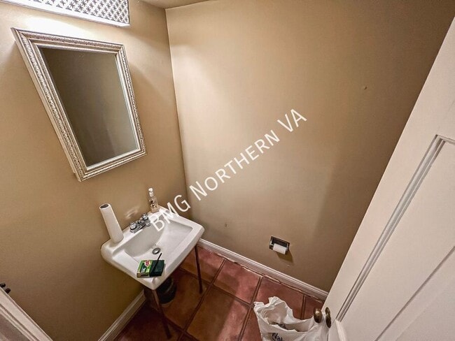 Building Photo - 1325 Lynnbrook Dr