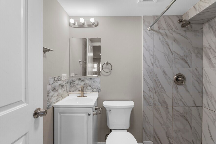 Building Photo - 5731 N Washtenaw Ave