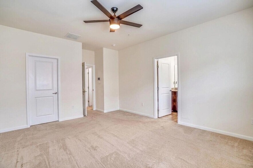 Building Photo - 725 Apple Orchard Dr