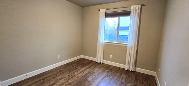 Building Photo - *MOVE IN SPECIAL* $700 off first months re...