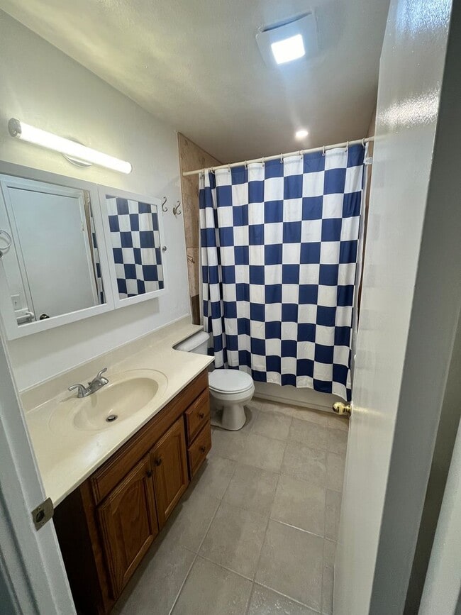 Building Photo - 3 bedroom - 1.5 bathroom single level