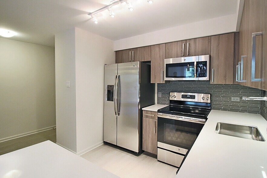 Building Photo - 899 S Ashland Ave