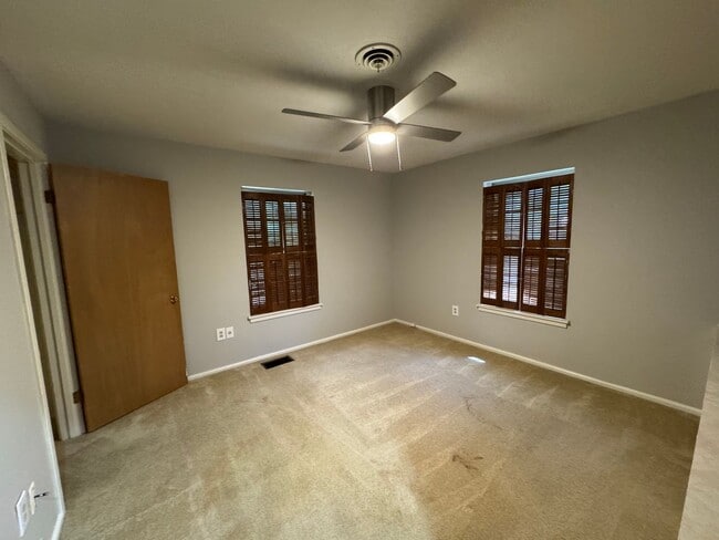 Building Photo - 2113 La Porte Dr
