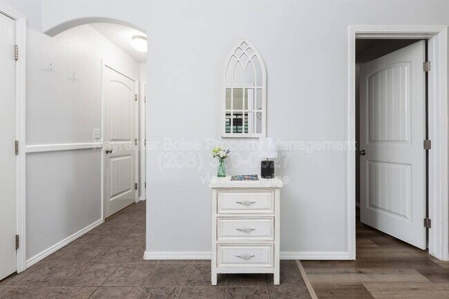 Building Photo - 879 N Traquair Pl