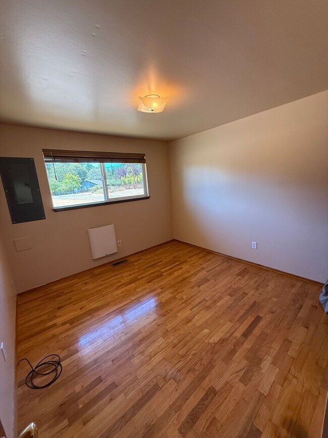 Building Photo - 3 Bed, 1 Bath Single Level Home For Rent in Port Townsend!