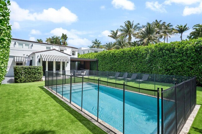 Building Photo - 634 W 47th St