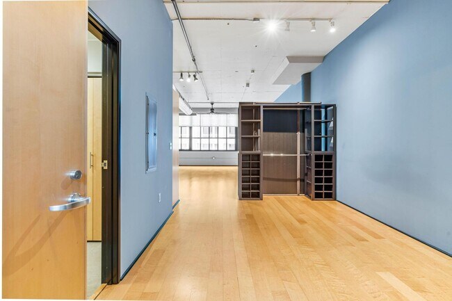 Building Photo - Stylish, south-facing 1-bdrm/1-bath loft in the Pearl—Deeded parking & storage