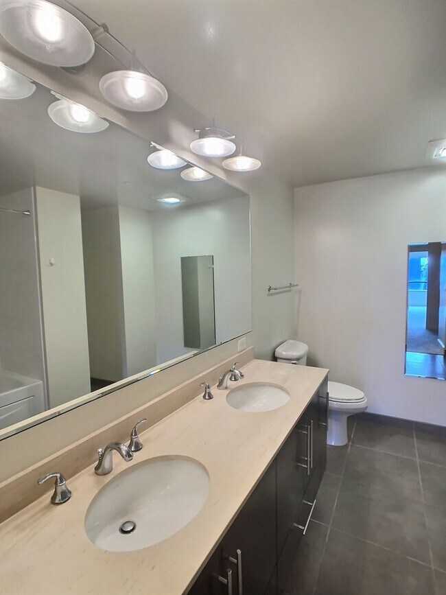 Building Photo - Fantastic 2 Bedroom/2 Bathroom Condo For R...