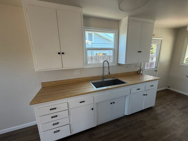 Building Photo - Charming 3 Bedroom Home with Beautiful Backyard in San Carlos