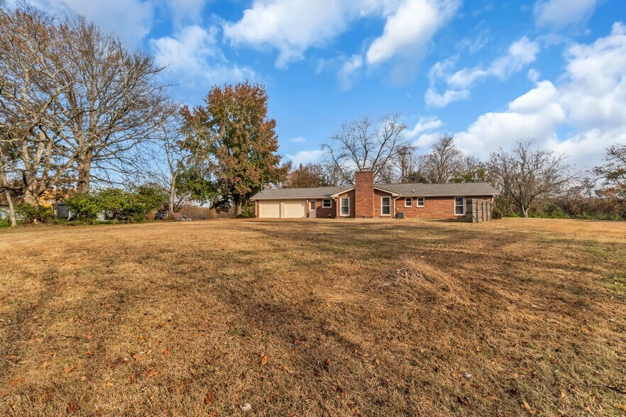 Building Photo - 341 Hickory Dr