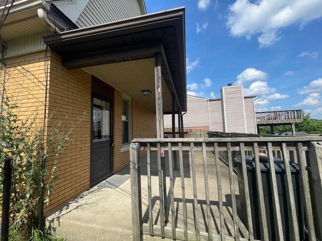 Building Photo - AVAILABLE NOW!! 3 BED 1 BATH SINGLE FAMILY...