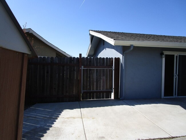 Building Photo - 124 San Carlos Ct