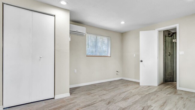 Building Photo - Newly Renovated 3BD/2BTH Apartment. All Ut...