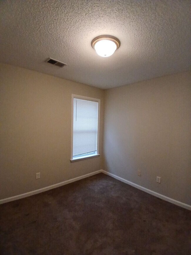 Building Photo - Recently Remolded 3 bed - 2 bath home for Rent