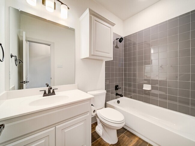 Building Photo - 3401 Riverlawn Dr