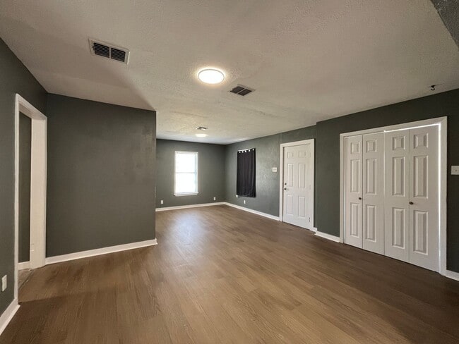 Building Photo - 3 BEDROOM 2 BATH WITH BACK APARTMENT