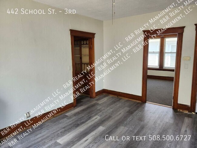 Building Photo - 442 School St