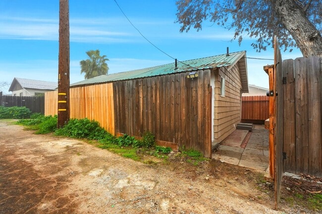 Building Photo - 910 Kaweah St