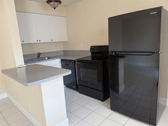 Building Photo - 1219 NE 14th Ave