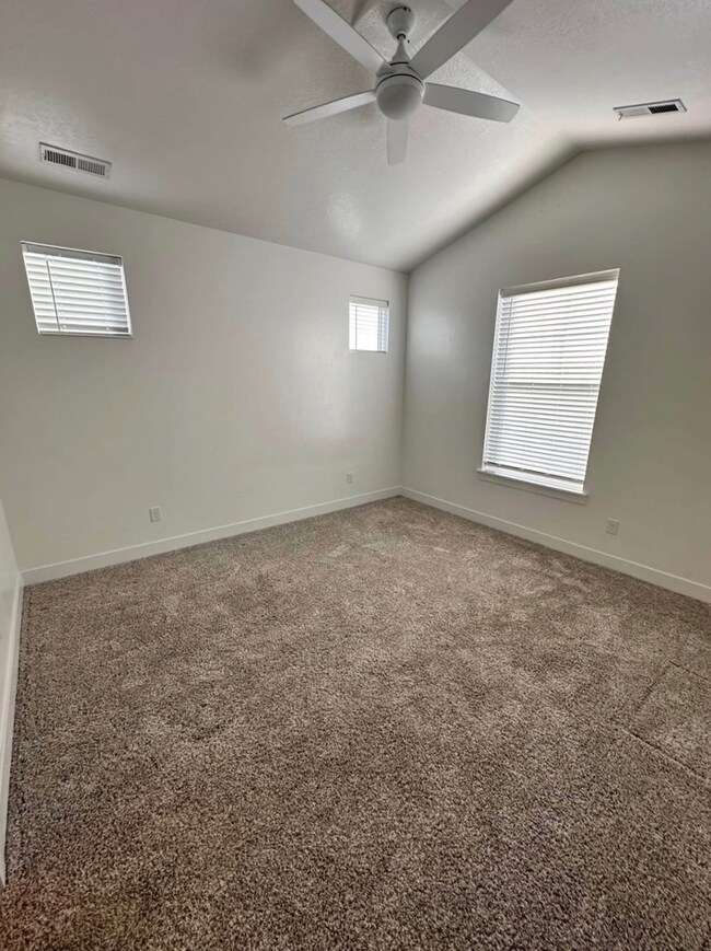 Building Photo - ? For Rent: Beautiful 3-Bedroom, 2-Bathroo...