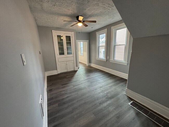 Building Photo - Renovated 3/1 Duplex In The Heart Of Pitcairn!! Available Now!