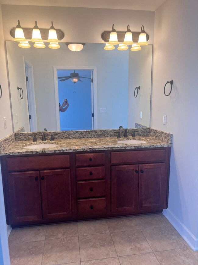 Building Photo - 411 Serene Ct