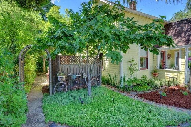 Building Photo - Perfect Furnished Home in Jacksonville!