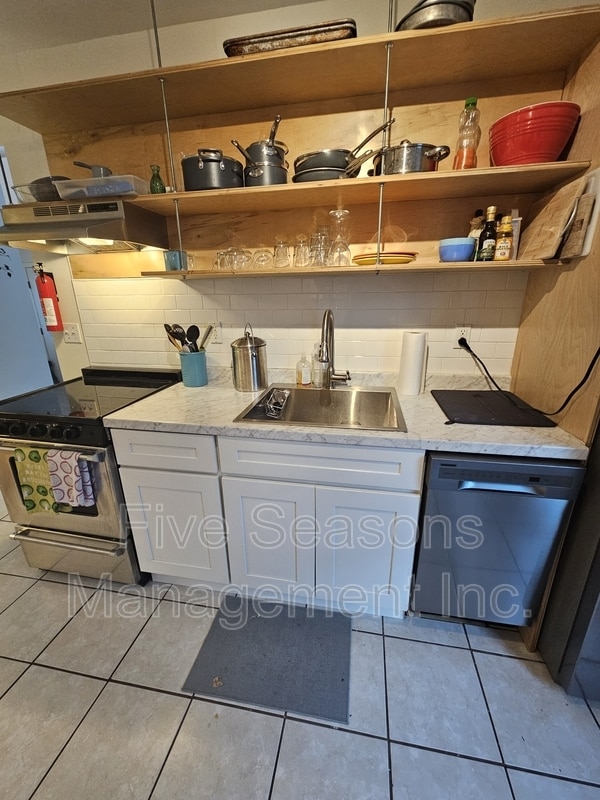 Building Photo - 22-24-24 Hayward St