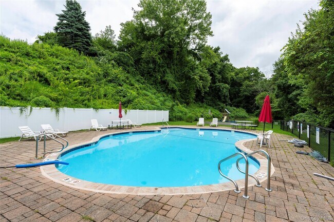 Building Photo - 14 Brewster Woods Dr