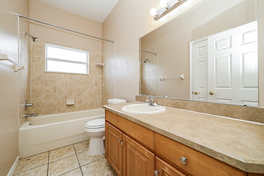 Building Photo - 513 9th St NE