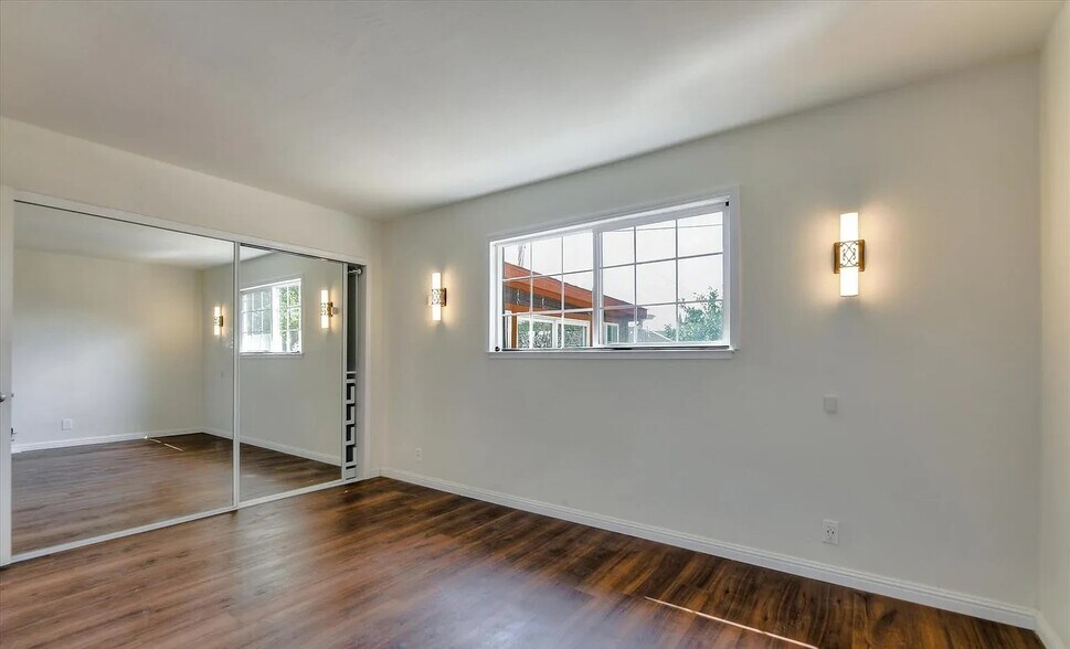 Building Photo - 157 N Park Victoria Dr