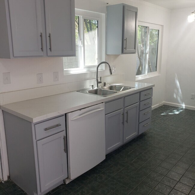 Building Photo - 6363 Carlo Dr