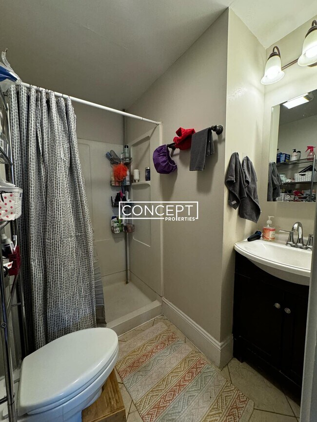 Building Photo - 717 Parker St