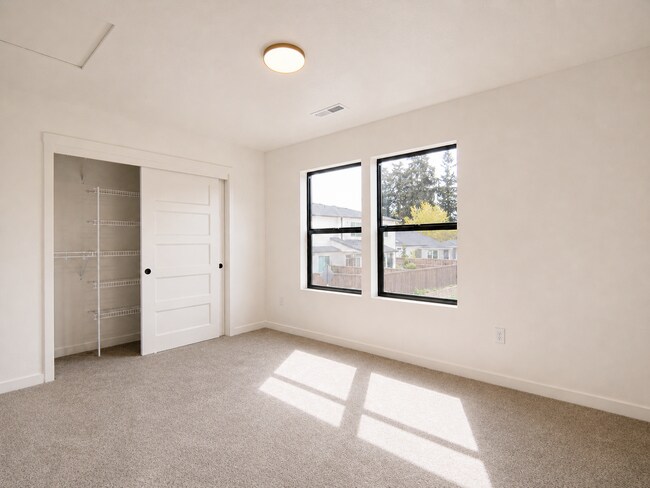 Building Photo - 10108 NE 45th Ct
