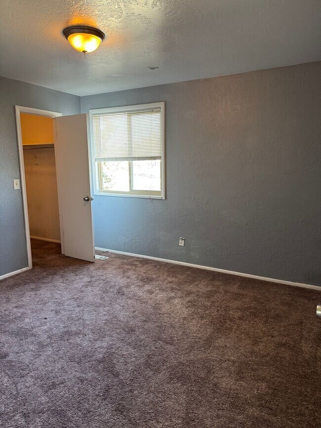 Building Photo - Beautiful 4-Bedroom, 2-Bath Home with Classic Layout and Large Yard