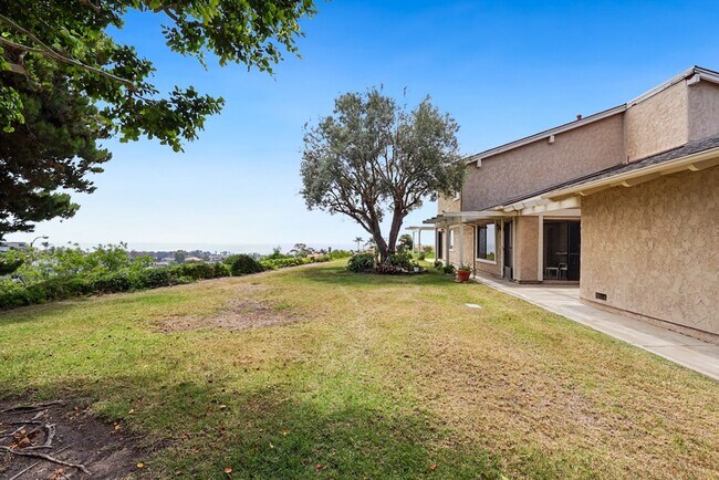 Building Photo - Beautiful Ocean & Golfcourse View!