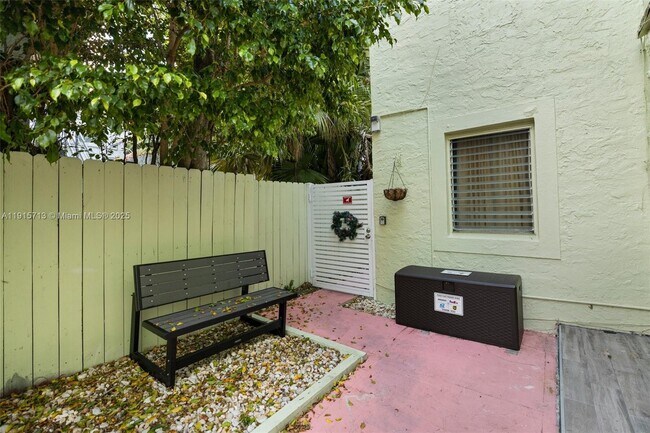 Building Photo - 2822 Pine Tree Dr