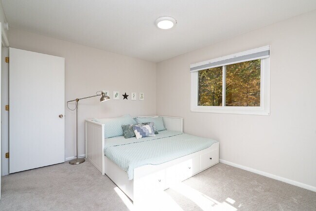 Building Photo - Lake Minnetonka 3-Bedroom Modernized Home ...