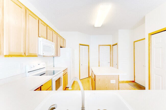 Building Photo - 1968 Bluestem Ln