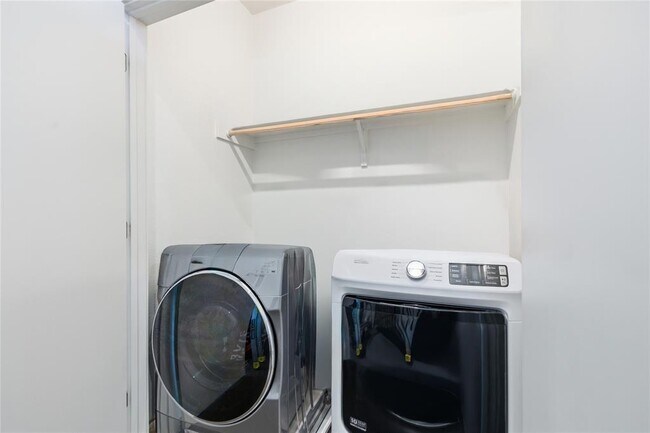 Building Photo - 814 N Bluff Dr