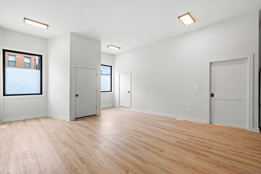Building Photo - 3123 N California Ave