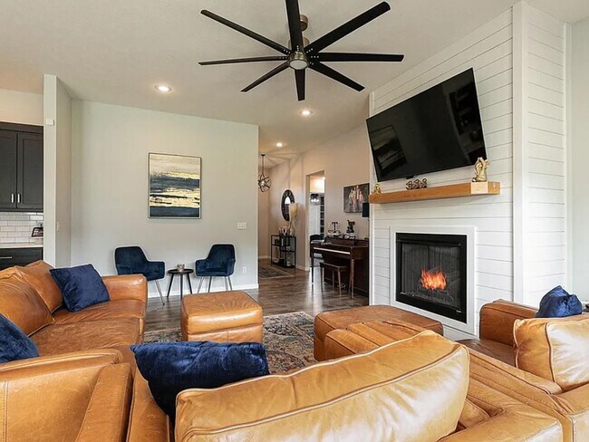 Building Photo - Your Dream Home Just Hit the Market – Don’t Miss Out!