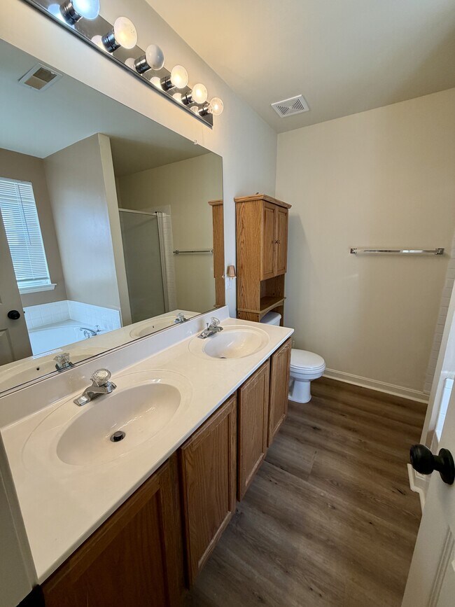 Building Photo - 197 Glenhurst Dr