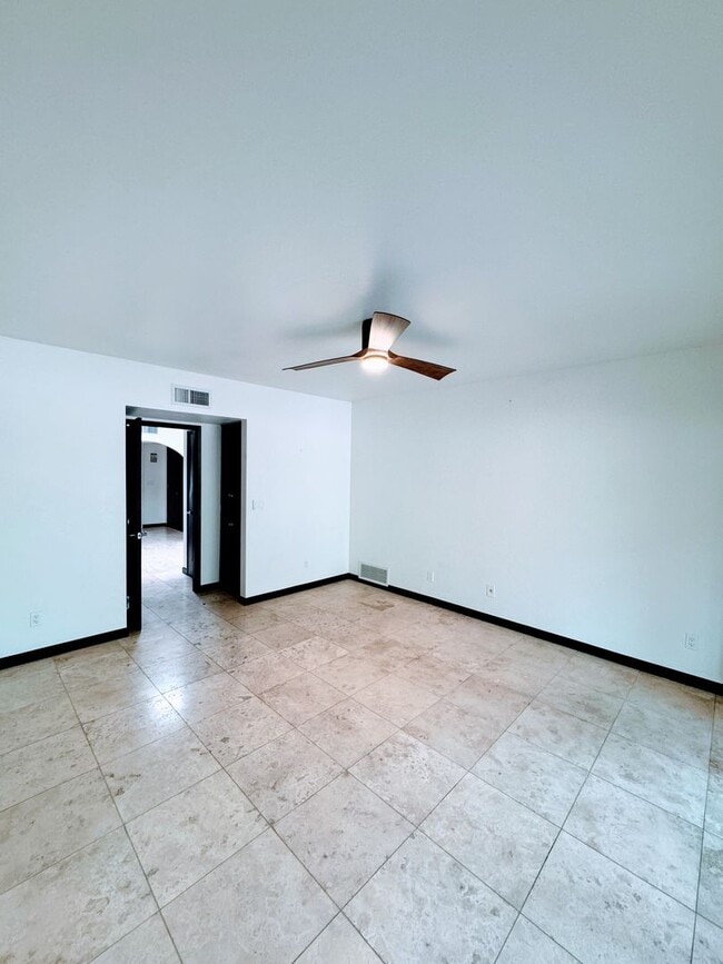Building Photo - Sophisticated Catalina Foothills Sanctuary: Premium 3-Bedroom Townhome with 2-Car Garage
