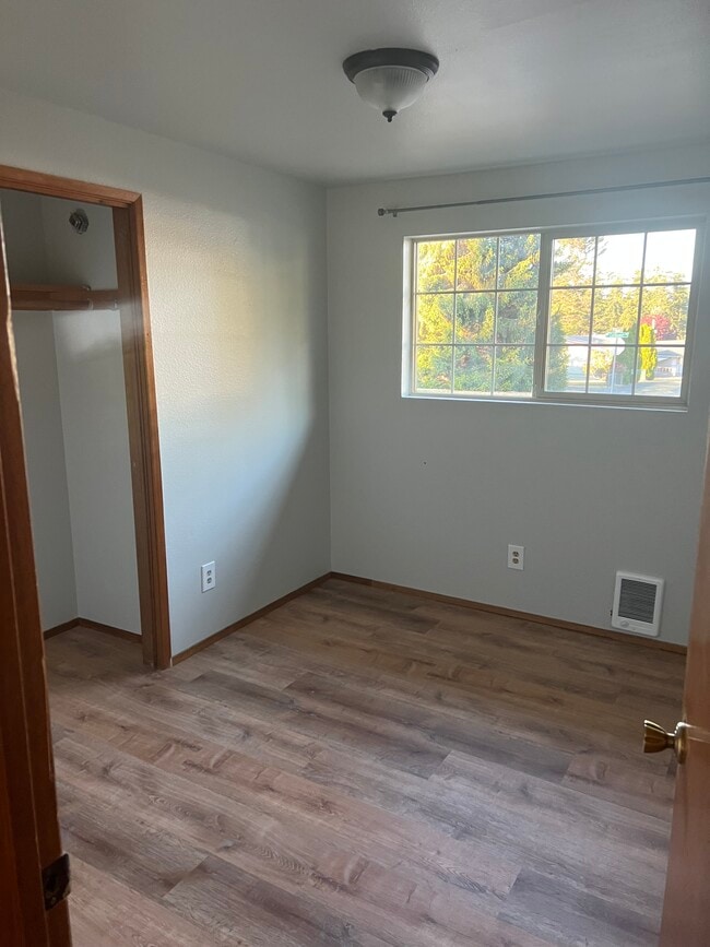 Building Photo - 899 Cathlamet Dr