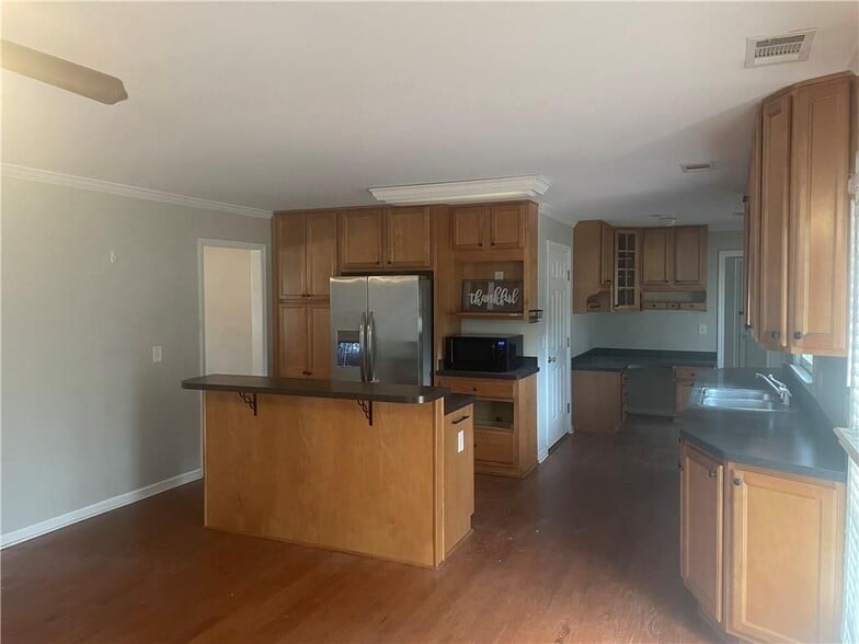 Building Photo - 227 Sandra Dr NW