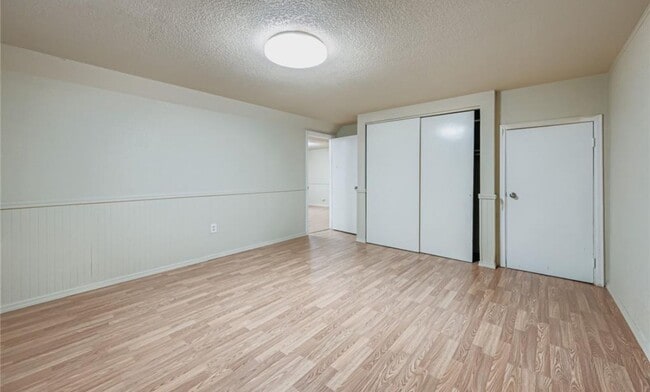 Building Photo - Spacious 5 bedroom, 2 ba, large basement with additional kitchen & private entry